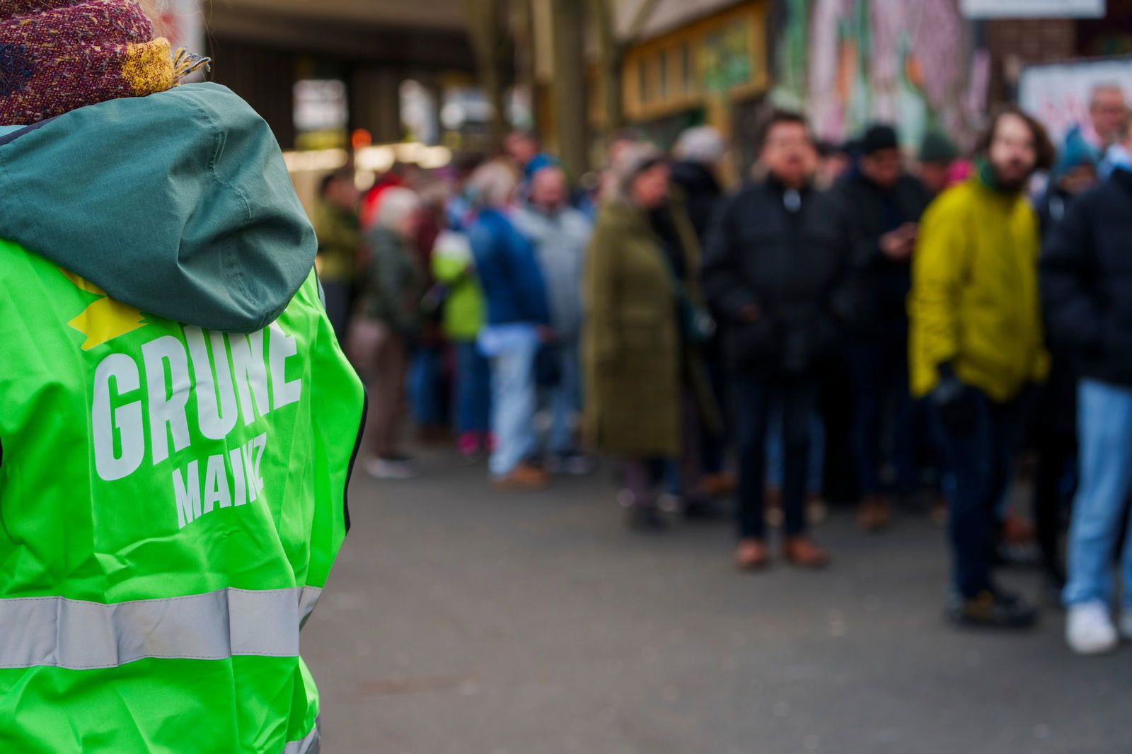 Zum Wahlkampfauftritt von Robert Habeck kommen viel mehr Menschen als erwartet. 