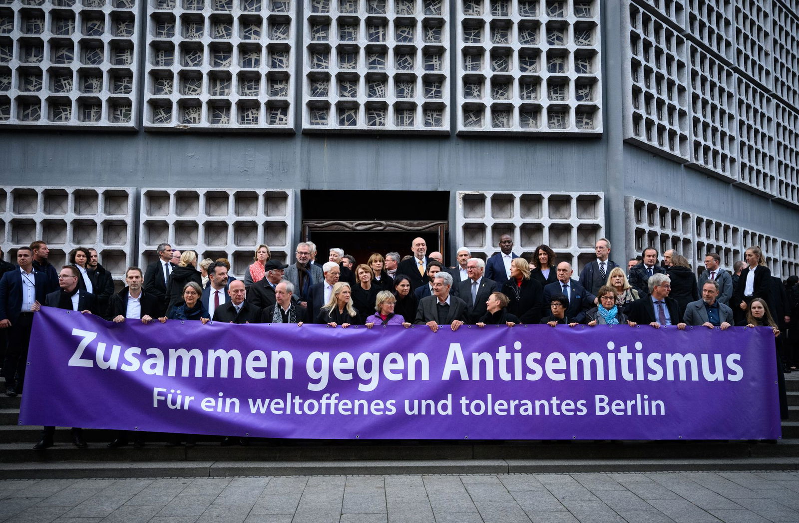 SPD, Grüne, FDP und Union hatten sich im November nach langen, strittigen Verhandlungen auf einen Text für einen Antrag zur Ächtung und Bekämpfung von Antisemitismus geeinigt. Experten und einige Oppositionspolitiker störten sich vor allem an der darin v…