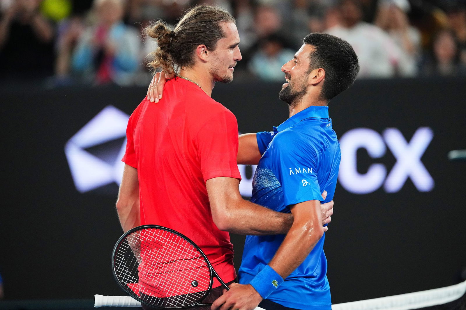 Verstehen sich gut: Die Tennisstars Alexander Zverev (l) und Novak Djokovic