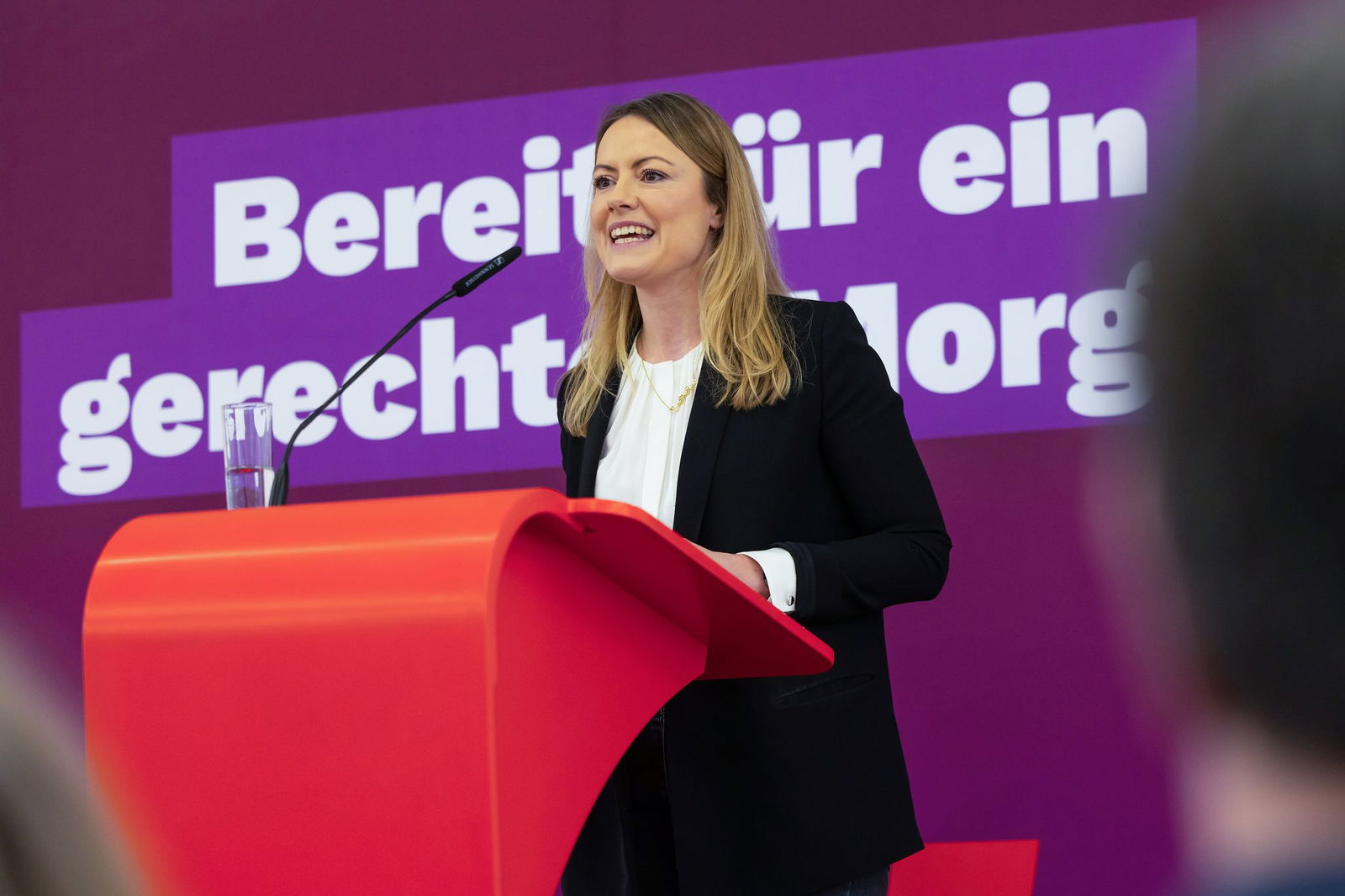 Clara Bünger, Bundestagsabgeordnete der Gruppe Die Linke, beschäftigt sich seit Jahren mit Flüchtlingspolitik.