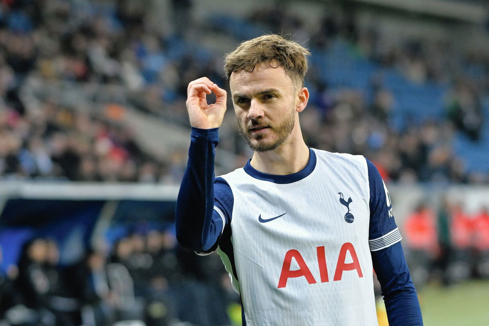 Treffsicher: Darts-Fan James Maddison bejubelt das frühe Führungstor.