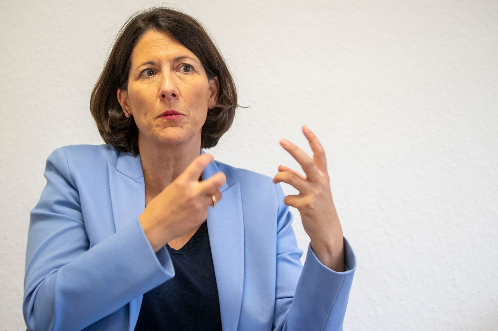 Die rheinland-pfälzische Weinbauministern Daniela Schmitt (FDP) hat zur Zukunft der Weinbranche eine Expertenkommission eingesetzt. (Archivbild)