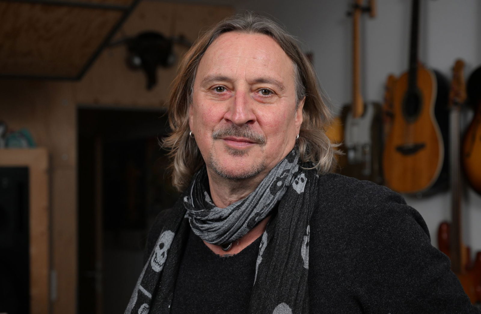 Seine weiblichen Fans werfen ihm immer noch Unterwäsche auf die Bühne. 