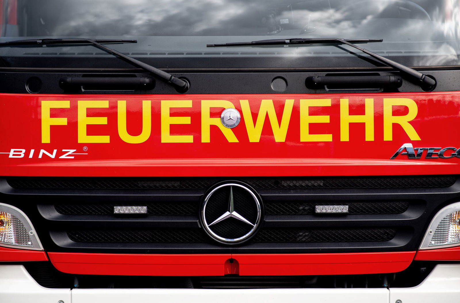 Die Feuerwehr rettete mehrere Menschen aus dem Haus. (Symbolbild)