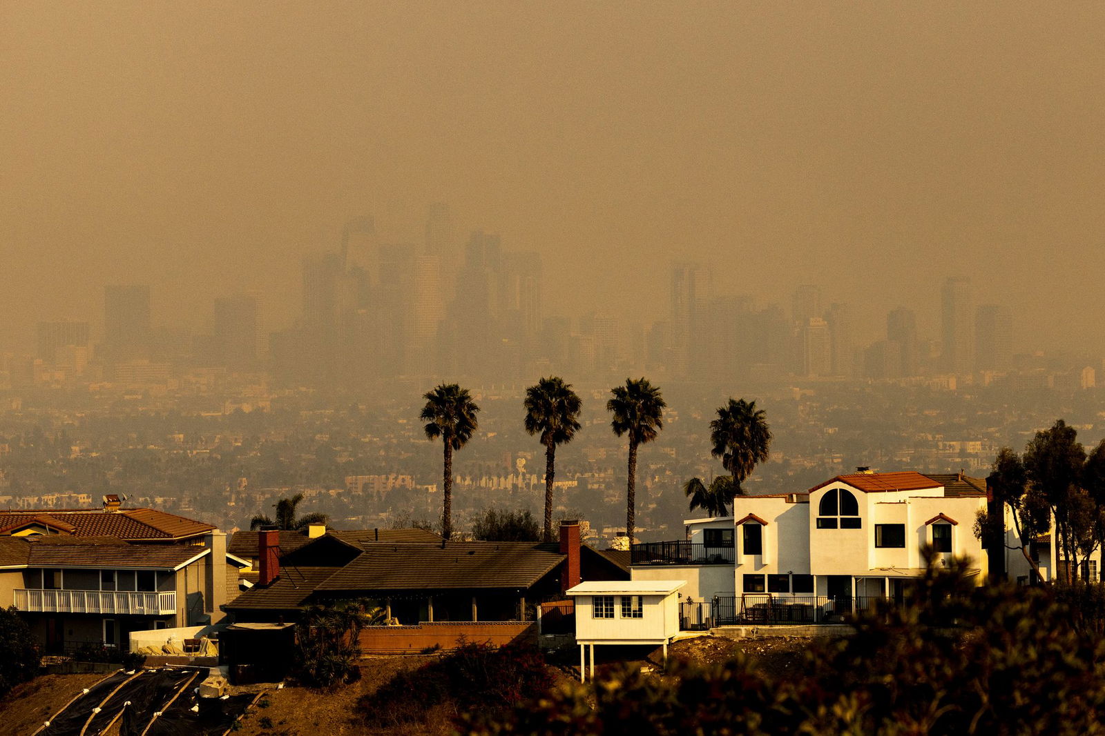Die ganze Skyline von Los Angeles war von Rauch umgeben.