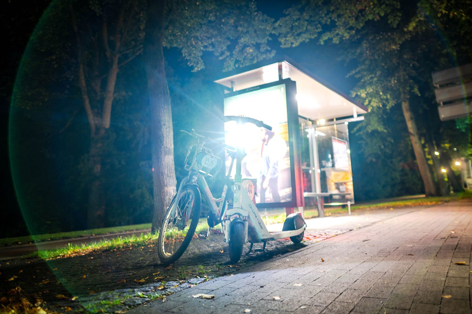 Ein Mann verbringt die Nacht an einer Bushaltestelle und wird durchgefroren von der Polizei gefunden.(Symbolbild) 