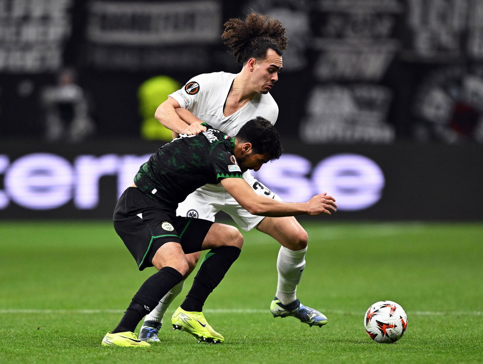Eintracht Frankfurt mit Arthur Theate (hinten) war gegen Ferencváros Budapest von Beginn an dominant, blieb in der ersten Hälfte aber ohne Torerfolg.