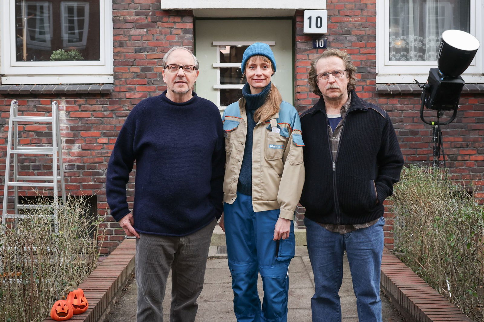 Olli Dittrich (links) und Bjarne Mädel versuchen in der NDR-Komödie «Prange», die Aufmerksamkeit von Katharina Marie Schubert zu erlangen. 