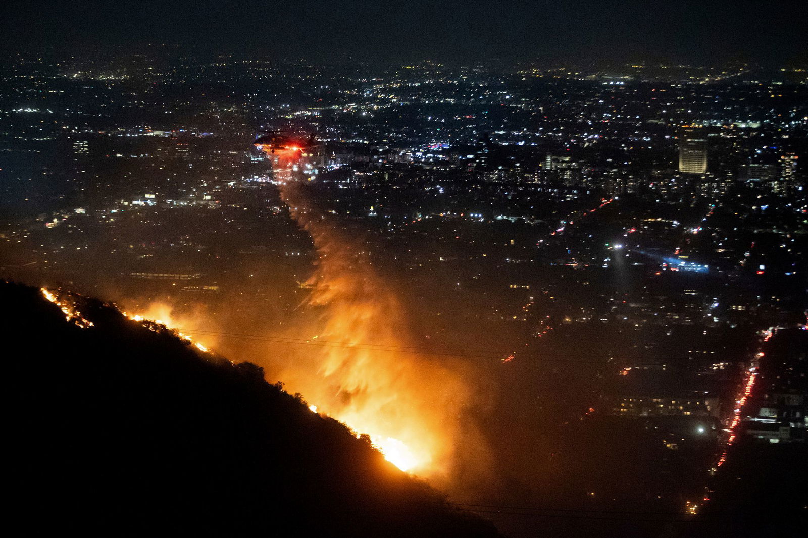 Tausende Einsatzkräfte kämpfen gegen Großbrände in Los Angeles, Hilfe kommt auch aus der Luft. (Foto aktuell)