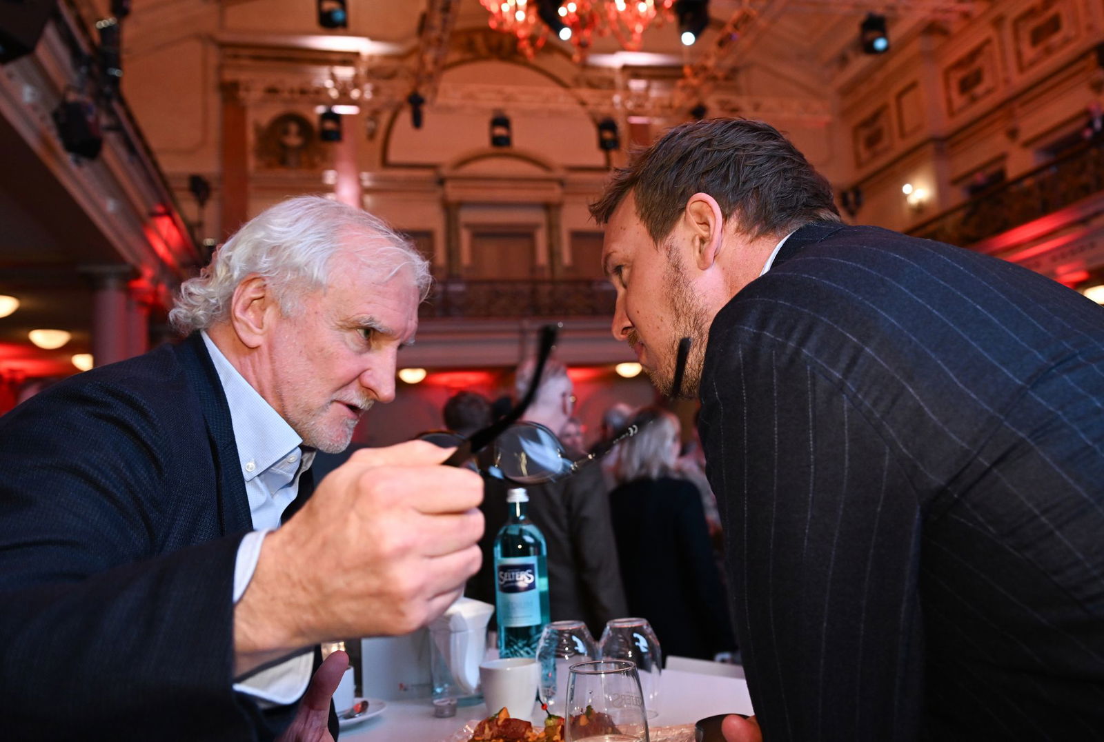 Julian Nagelsmann (r) macht bis 2028 weiter, für Rudi Völler soll beim DFB 2026 Schluss sein. 