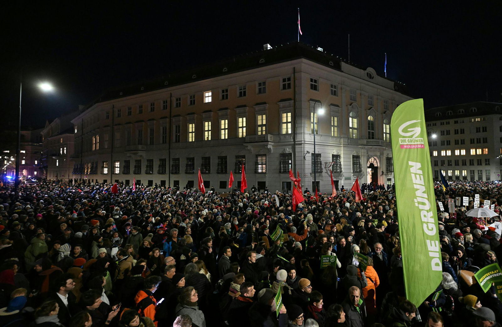 Tausende versammelten sich vor dem Kanzleramt.