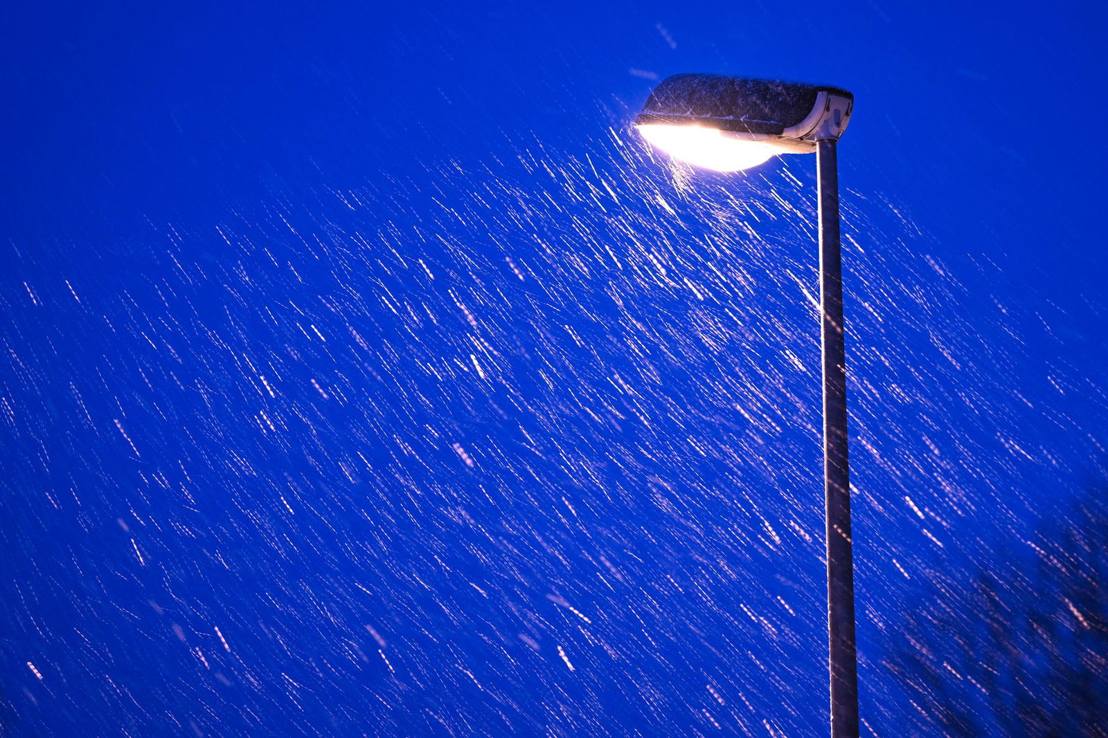 Vor allem am Freitag gibt es immer wieder Schneeschauer und Schneeregen in Rheinland-Pfalz und im Saarland. Es herrscht Glättegefahr. (Archivfoto)