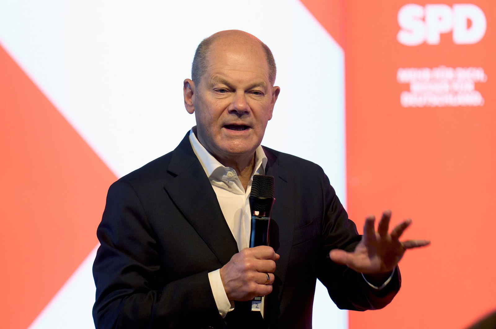 Bundeskanzler Scholz (SPD) zweifelt, was man CDU-Chef Merz noch glauben kann.