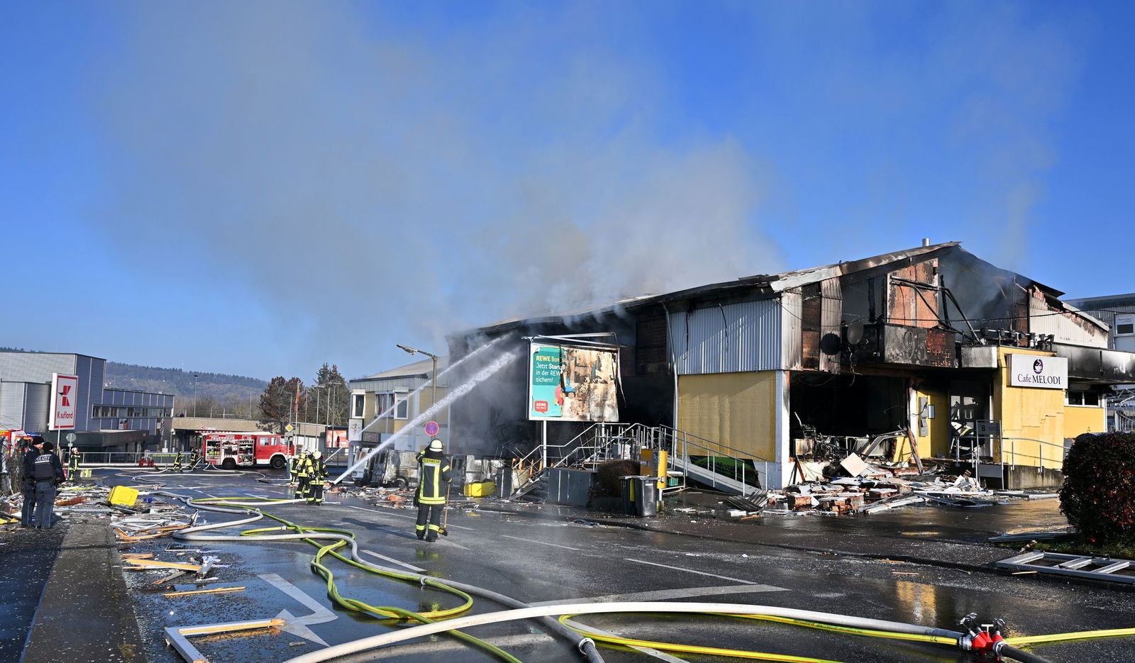 Ein Mensch muss in eine Spezialklinik für Brandverletzungen geflogen werden.