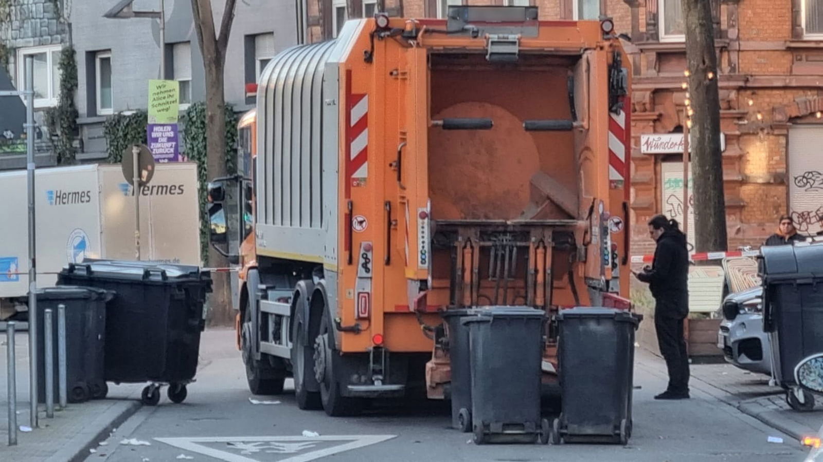 Die Ursache für die Verpuffung am Müllauto ist vorerst unklar. 