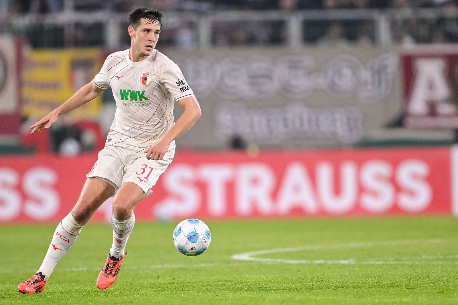  Keven Schlotterbeck muss gegen den VfB Stuttgart passen.
