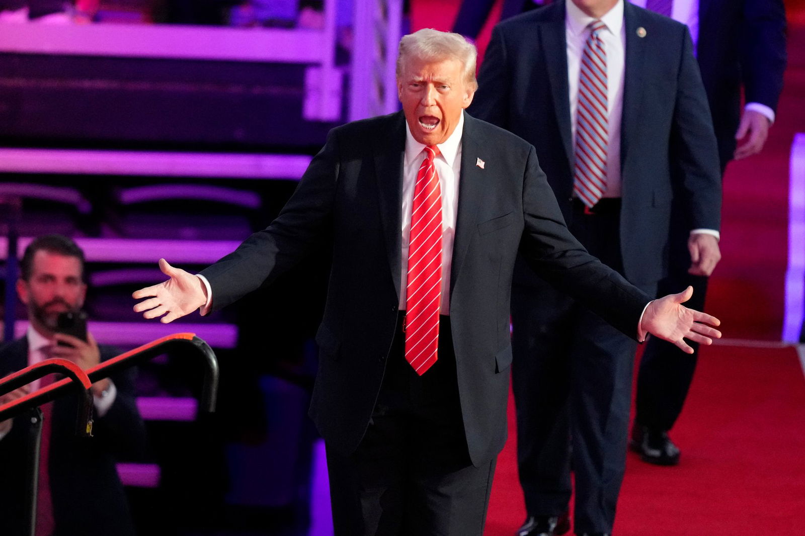 Trump heizte seinen Anhängern ein - unter anderem mit dem Versprechen einer groß angelegten Abschiebeaktion. 