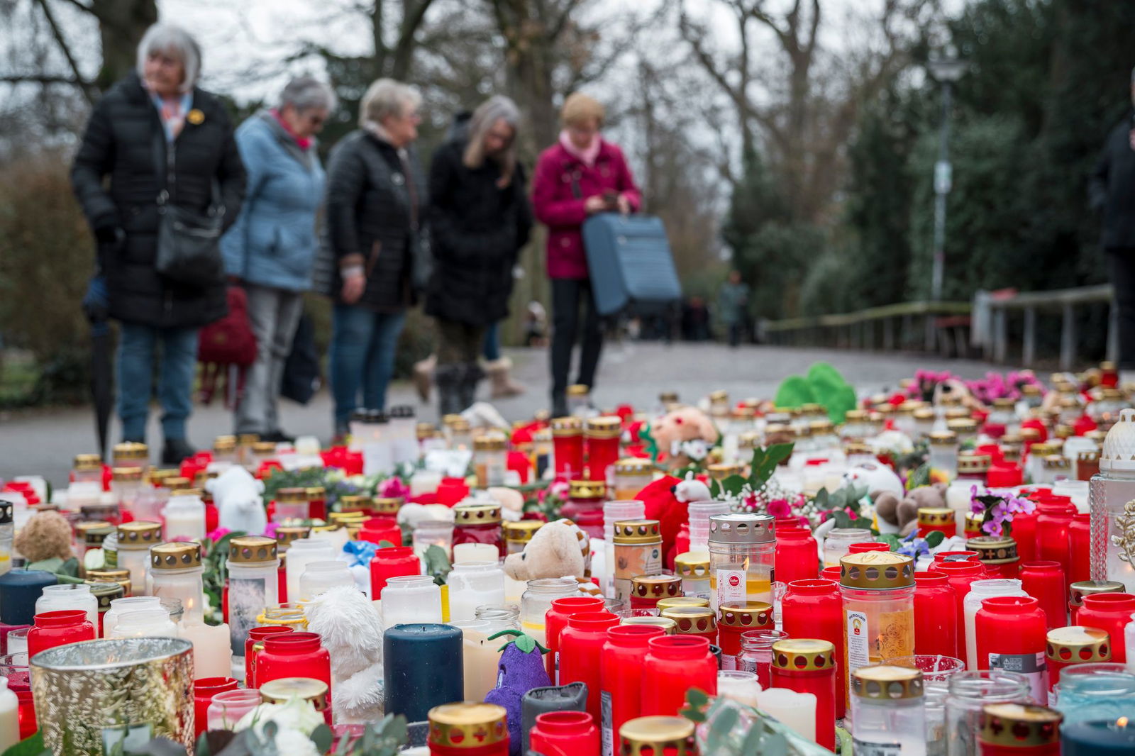 Zahlreiche Kerzen stehen im Park Schöntal und erinnern an die tödliche Messerattacke bei der ein Kind und ein Mann starben.