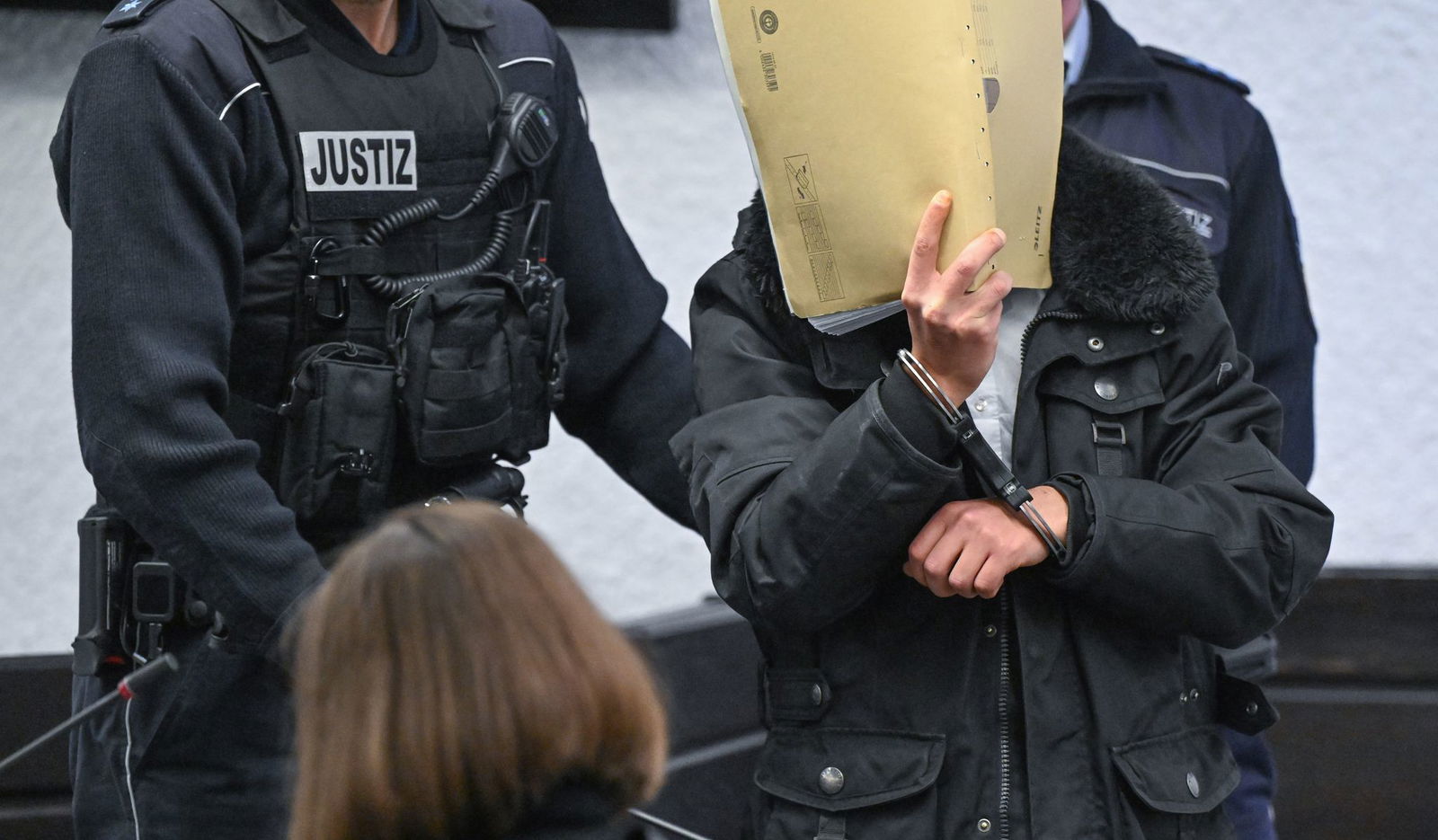 Der jüngste der drei angeklagten Brüder ist 17 Jahre alt. Auch er steht nach einer Messerattacke wegen versuchten Totschlags vor Gericht.