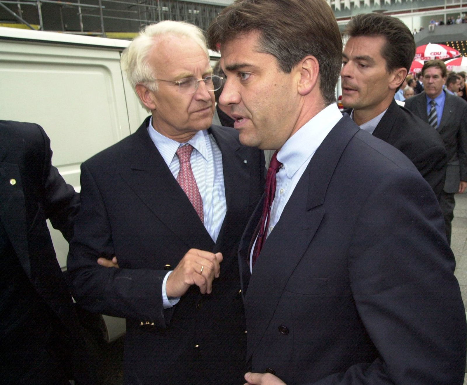 Stoiber (l) und weitere Unionsmitglieder werden am Berliner Alexanderplatz attackiert. (Archivbild)