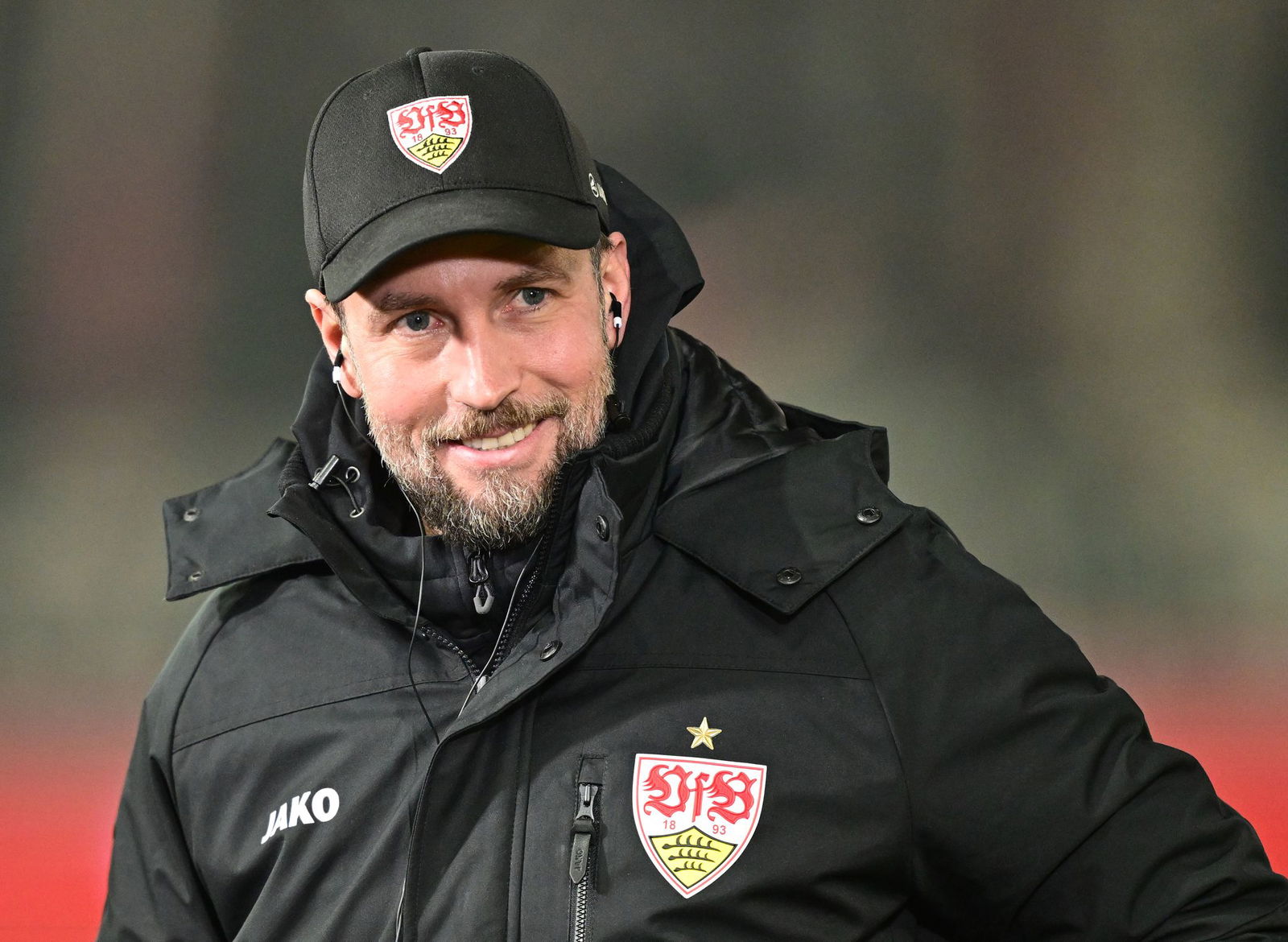 Trainer Sebastian Hoeneß ist mit der Hinrunde des VfB überaus zufrieden.