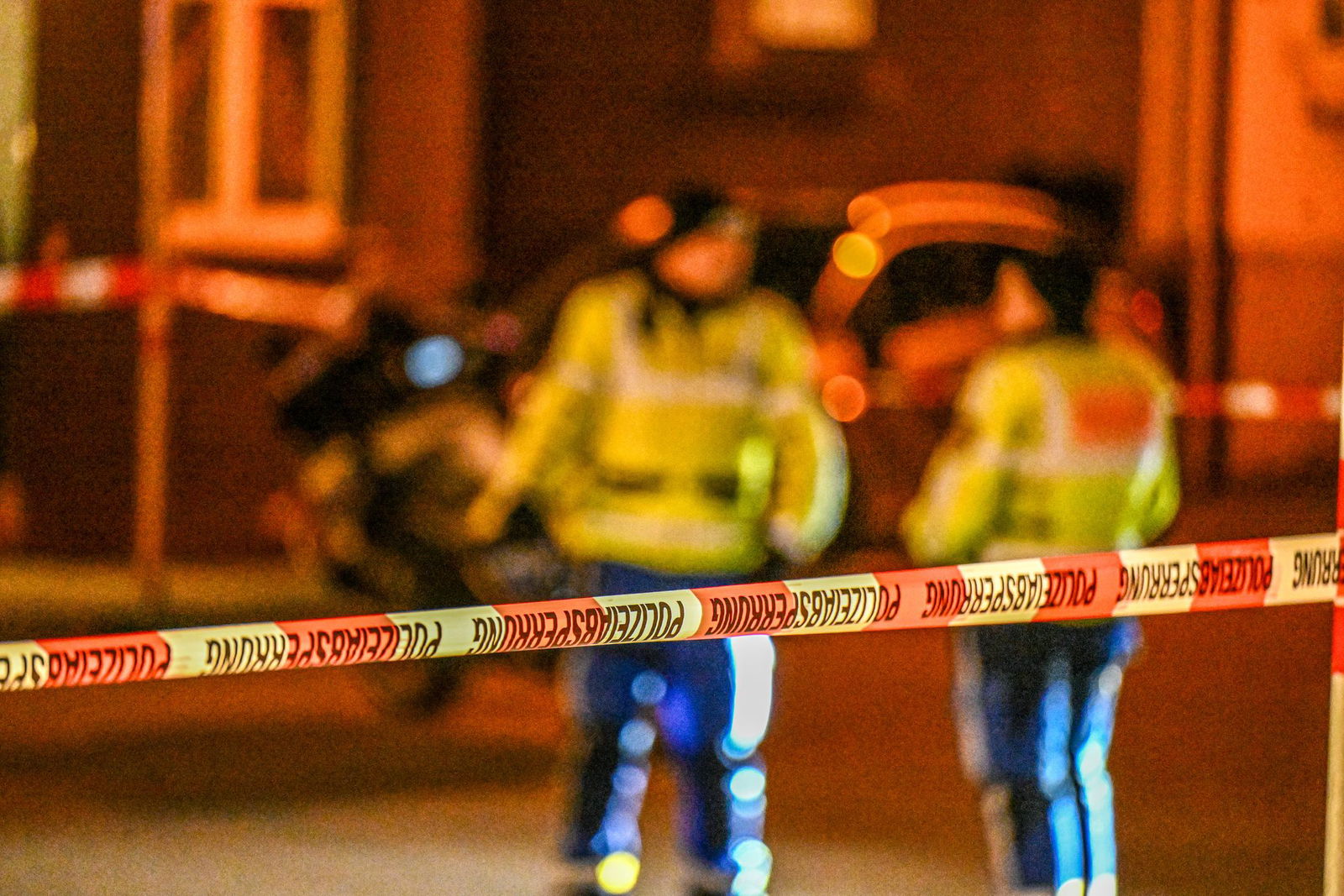 Ein Zeuge findet einen schwer verletzten Mann in Stuttgart - danach läuft ein Großeinsatz. 