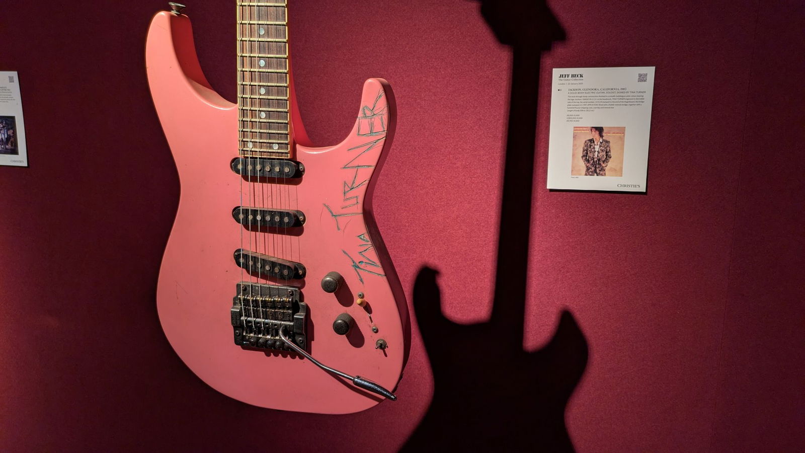 Jeff Becks Gitarre «Tina», die Tina Turner einst mit Messer und Nagellack signiert hatte