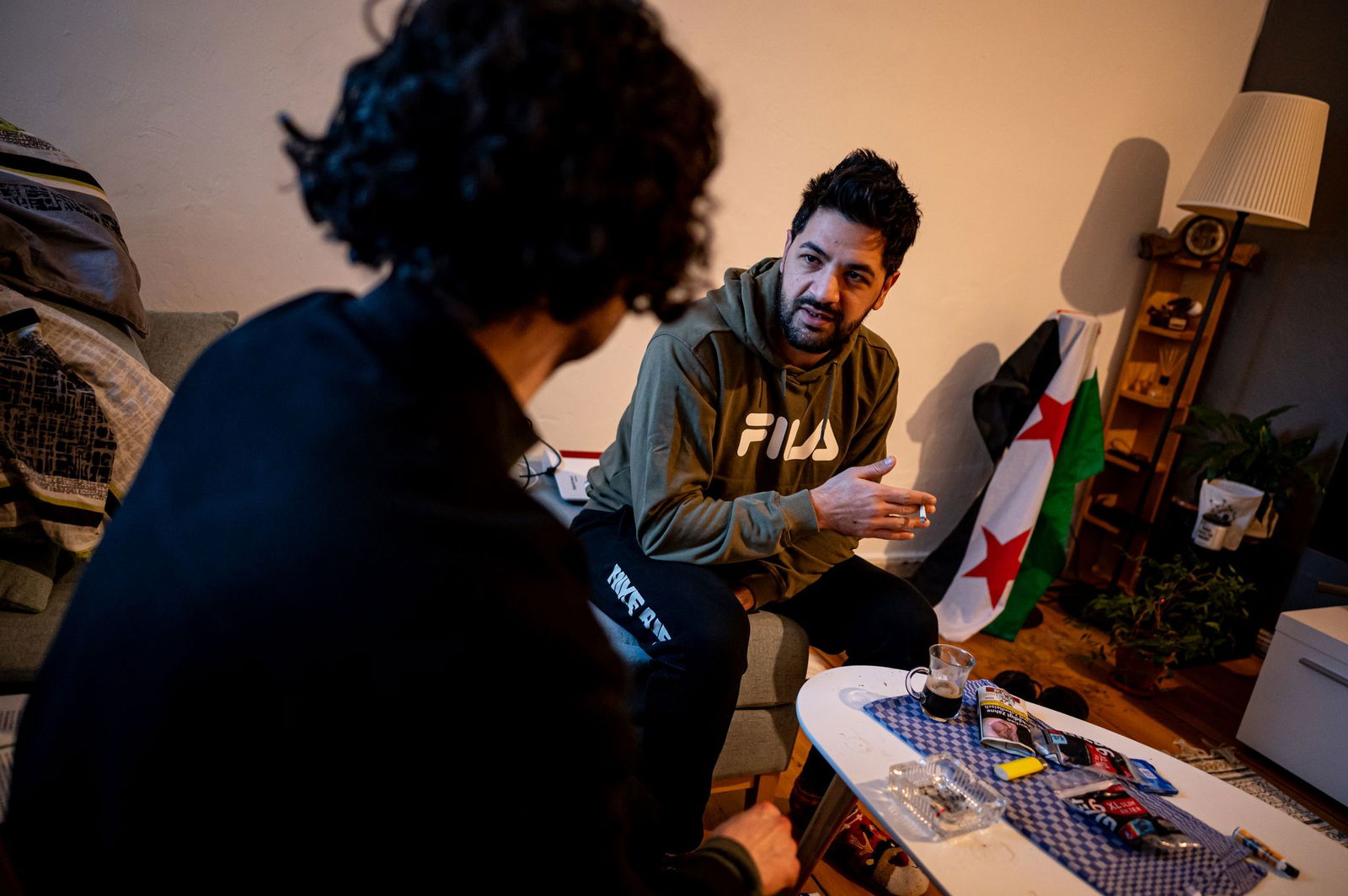 Mohammed al-Zoubi ist vor sieben Monaten Deutscher geworden. Der Altenpfleger aus Syrien freut sich, erstmals an einer Bundestagswahl teilzunehmen. Er bittet den SPD-Direktkandidaten für Berlin-Neukölln, Hakan Demir, in seine Wohnung, um mit ihm über Pol…