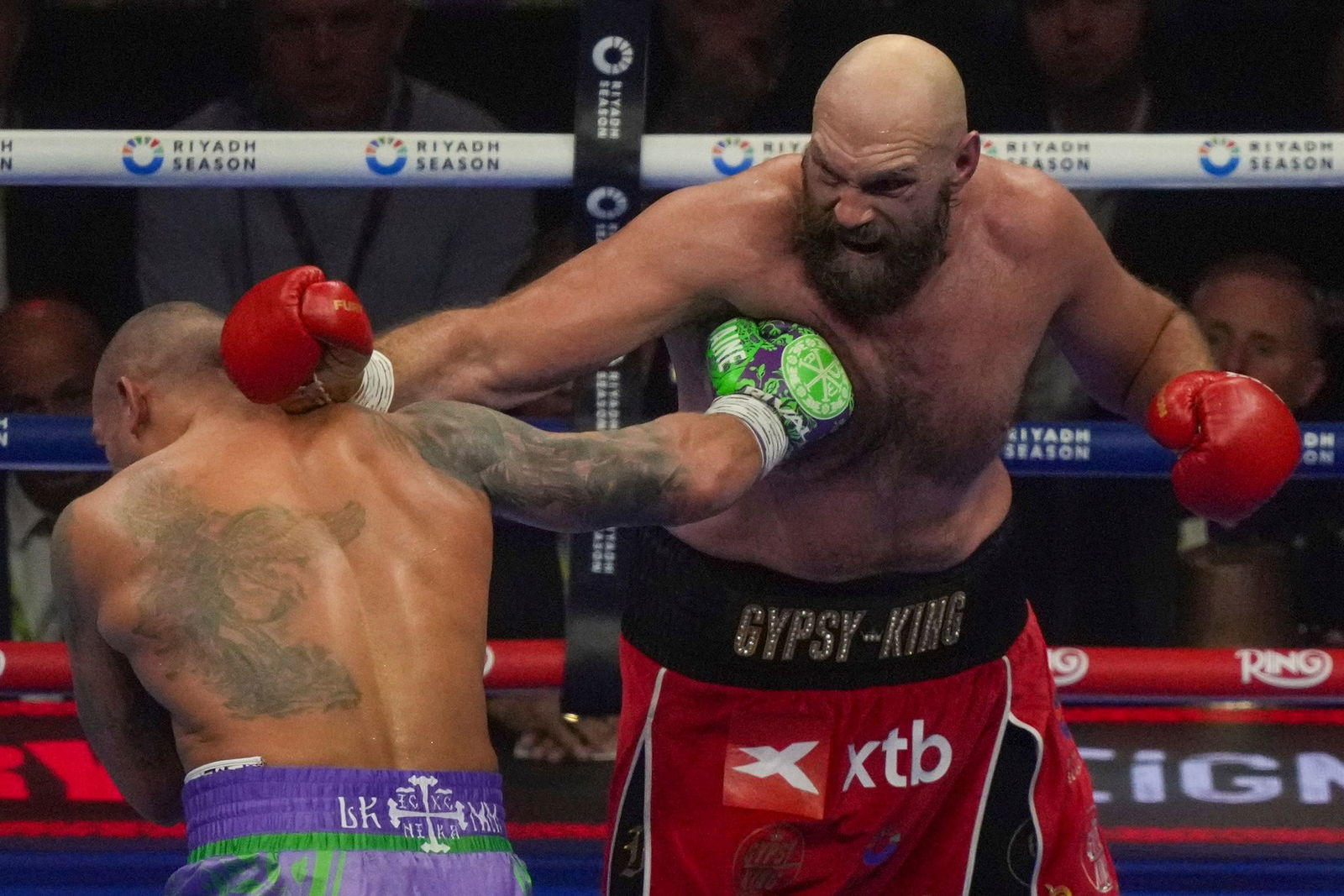 Tyson Fury (r) hat erneut seine Karriere beendet.