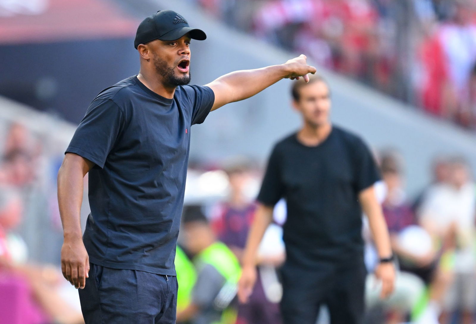 Vincent Kompany und Julian Schuster (rechts) treffen erneut aufeinander