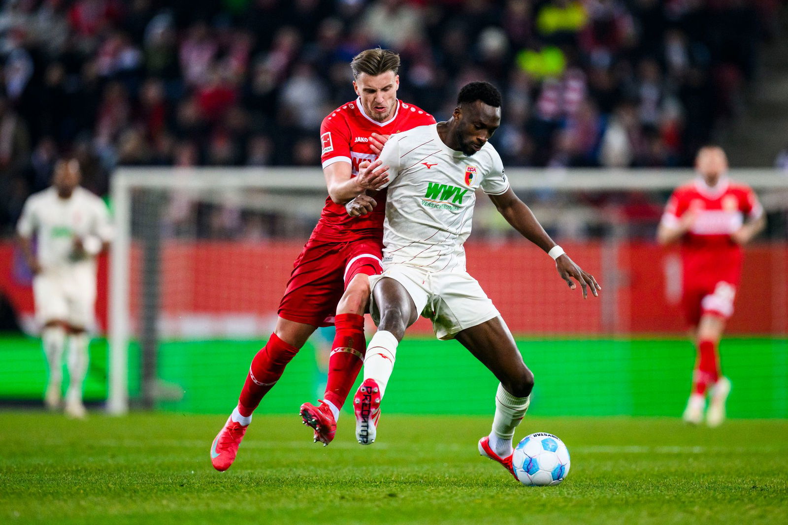 Ermedin Demirovic (l) ist zurück an alter Wirkungsstätte in Augsburg.