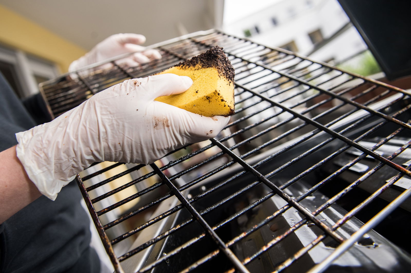 Mit Kaffeesatz Rost reinigen
