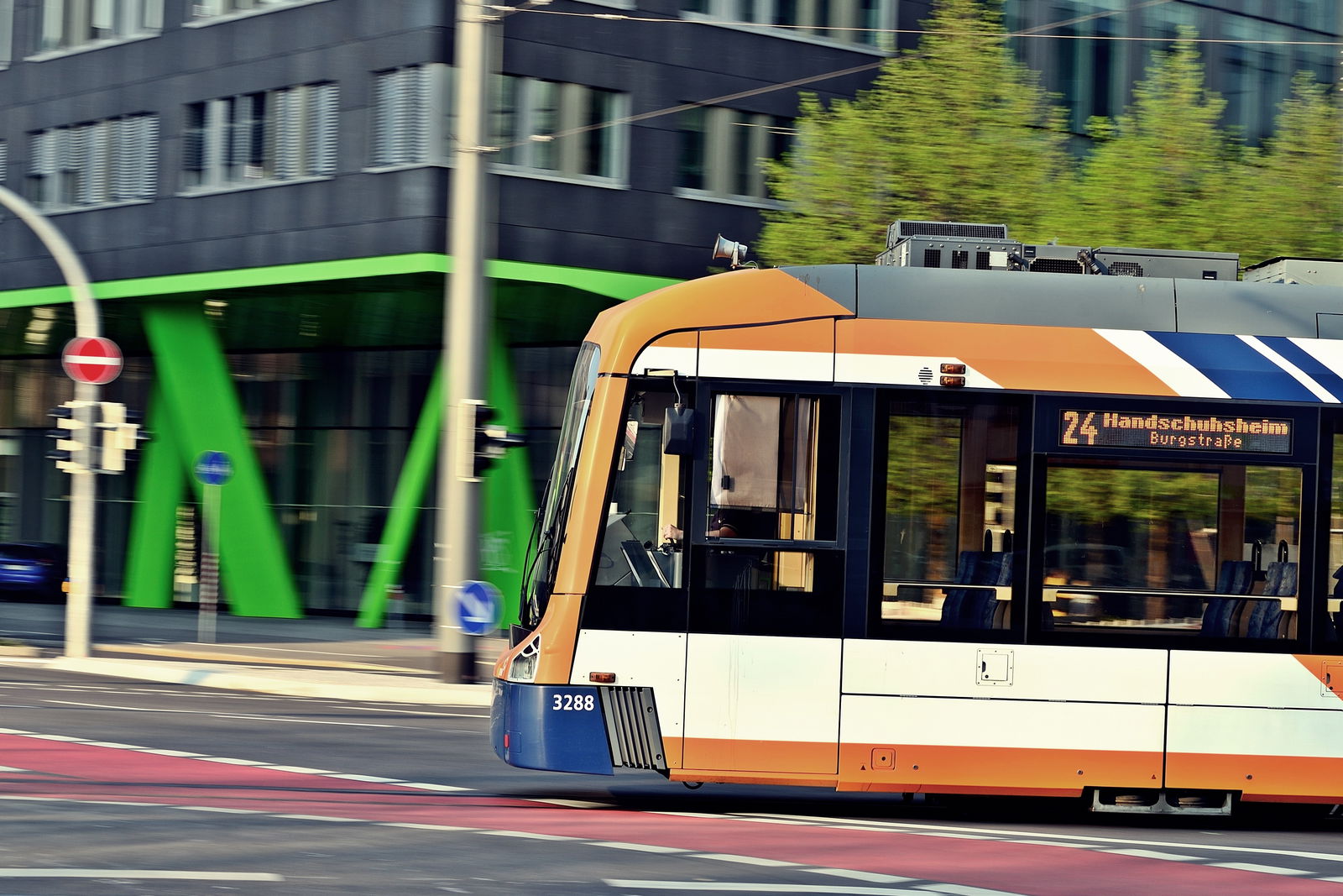 Symbolbild Mobilität, ÖNPV RNV-Variobahn der Linie 24 
