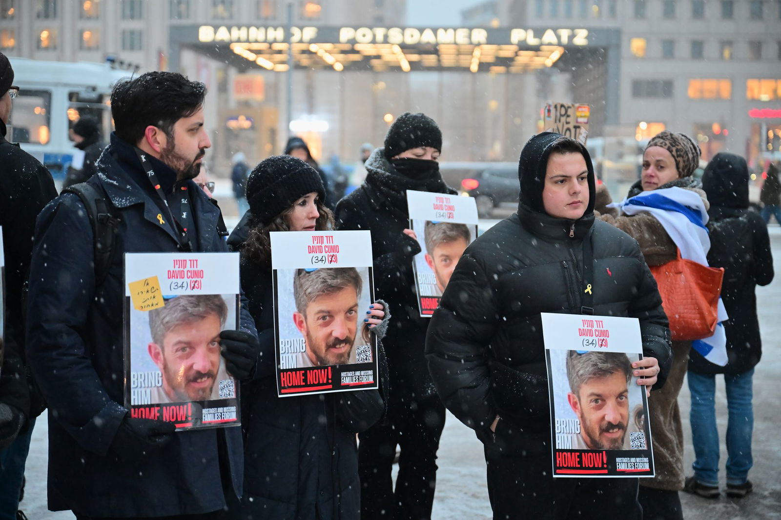 Am Rande der Eröffnung hatten Menschen an die Geisel David Cunio erinnert.