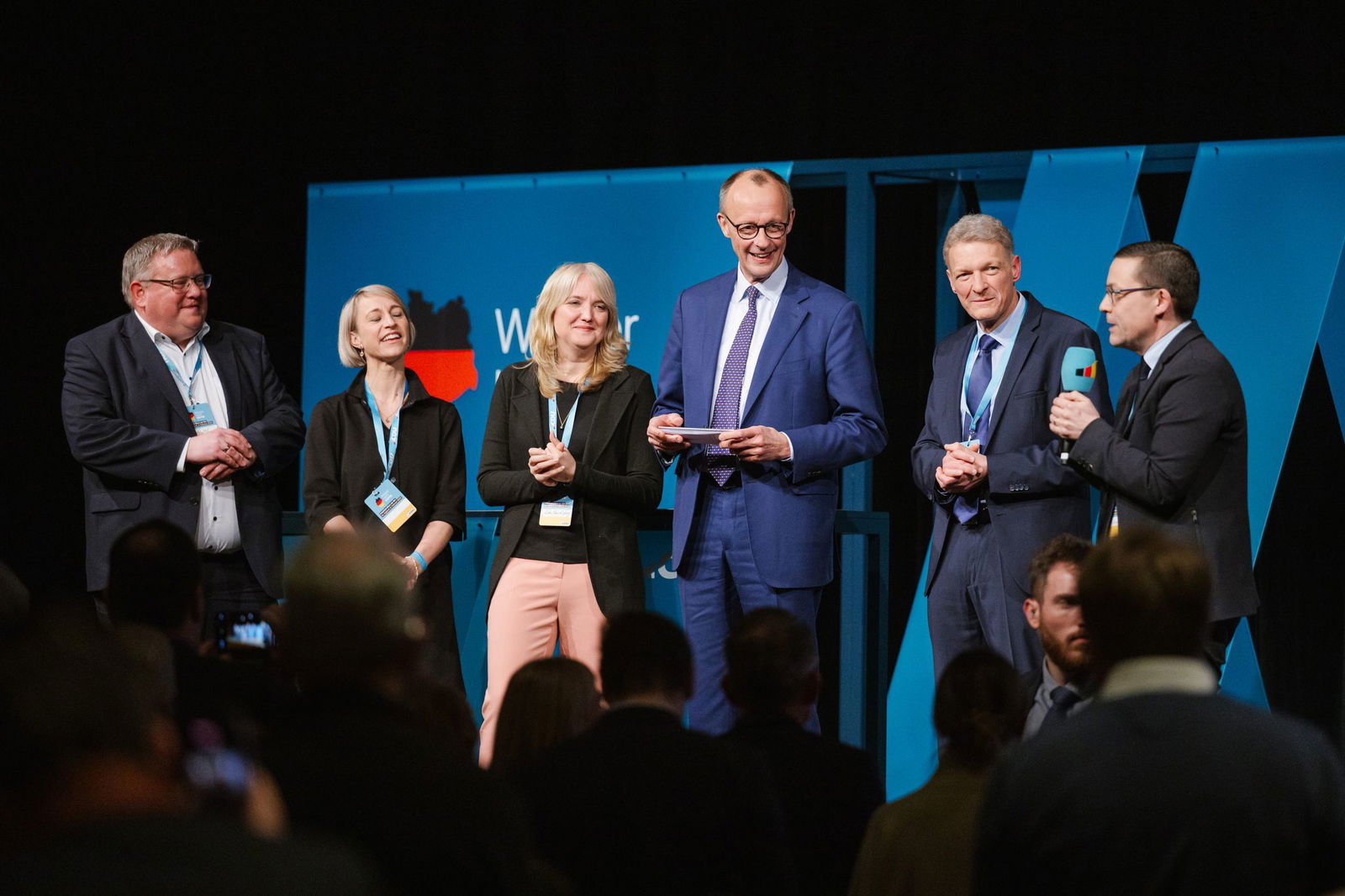 Merz witzelt darüber, dass wenige Demonstranten kamen