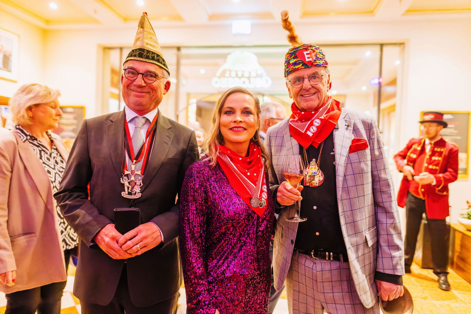Innenminister Thomas Strobl (l), zusammen mit Regina Halmich und Europaparl-Chef Roland Mack bei der Verleihung der Narrenschelle.
