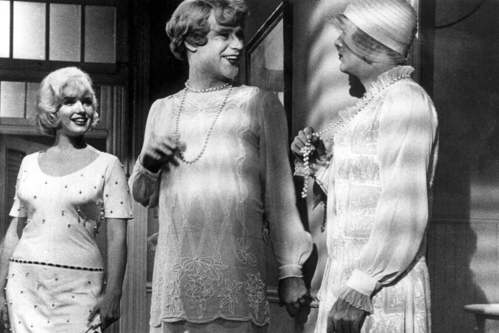 Das Szenenbild aus dem Hollywood-Klassiker «Manche mögen's heiß» (1959) zeigt Jack Lemmon (Mitte) und Tony Curtis (rechts) als Musikerinnen mit ihrer Kollegin Marilyn Monroe. (Archivfoto)