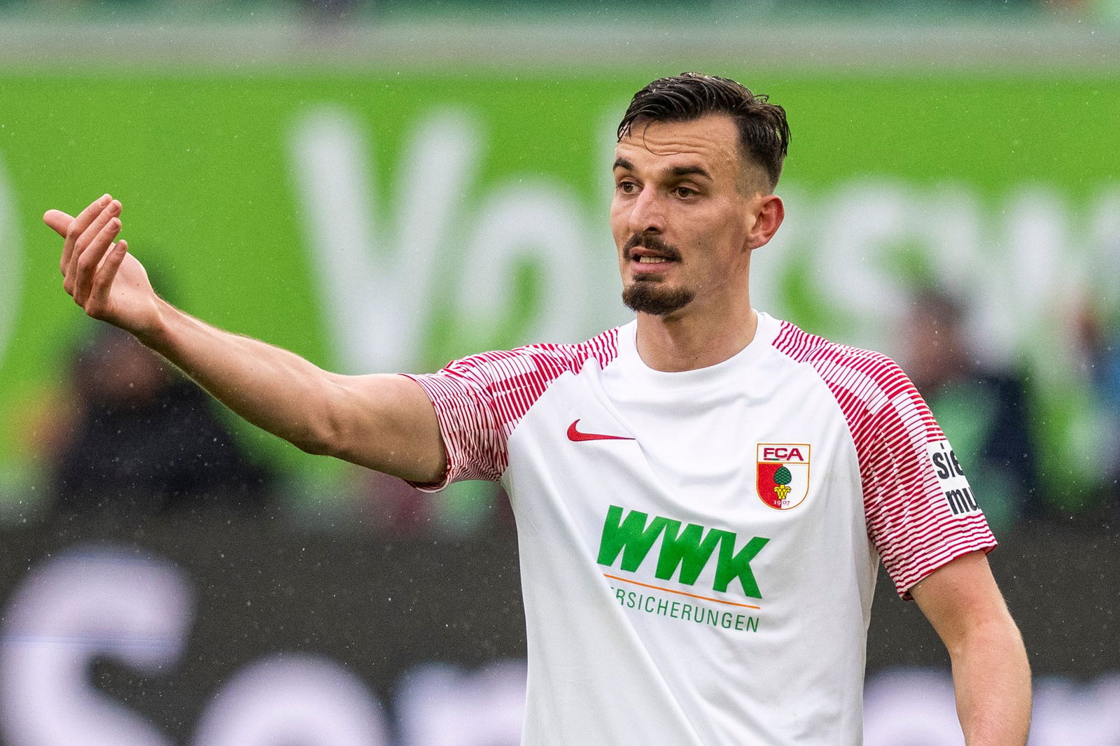 Mergim Berisha fehlt dem FC Augsburg wochenlang.