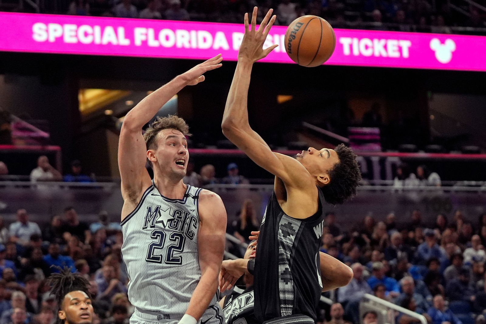 Franz Wagner (l) führte die Orlando Magic zum Erfolg gegen die San Antonio Spurs um Victor Wembanyama.