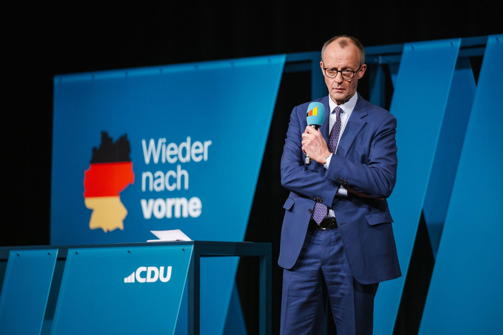 Merz wird im Saarland bei einem Auftritt von Parteianhängern gefeiert