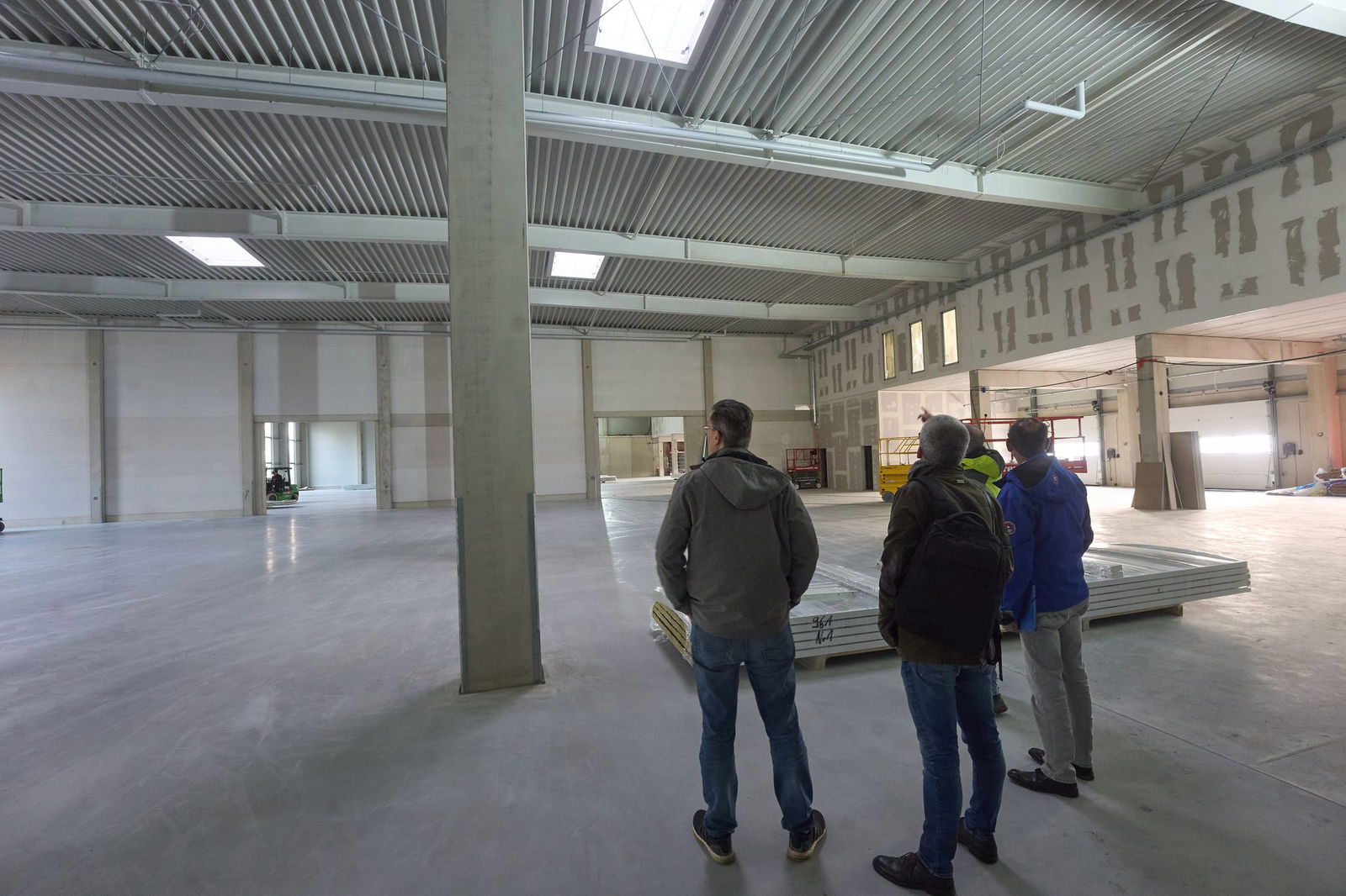 Links ist der Lagerplatz, oben rechts sind Büroräume, Duschen und ein Serverraum.