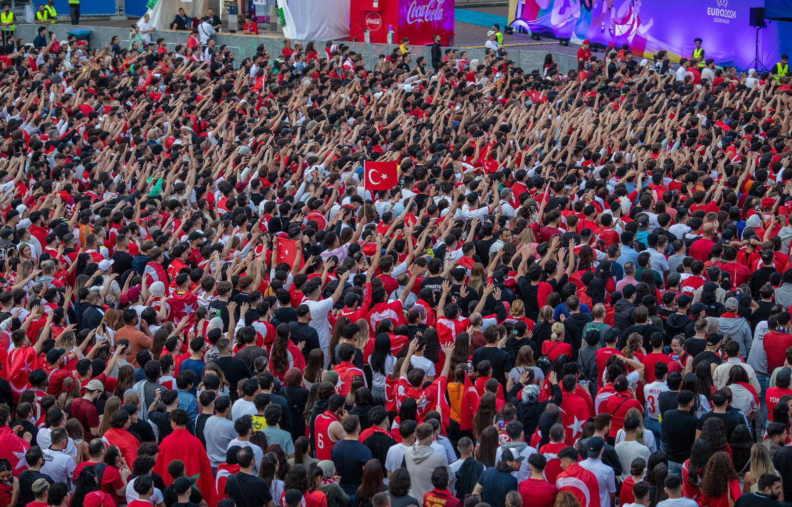 Zahlreiche türkische Fans sahen sich beim Public Viewing auf dem Schlossplatz das EM-Fußballspiel zwischen der Türkei und Tschechien an. (Archivbild)