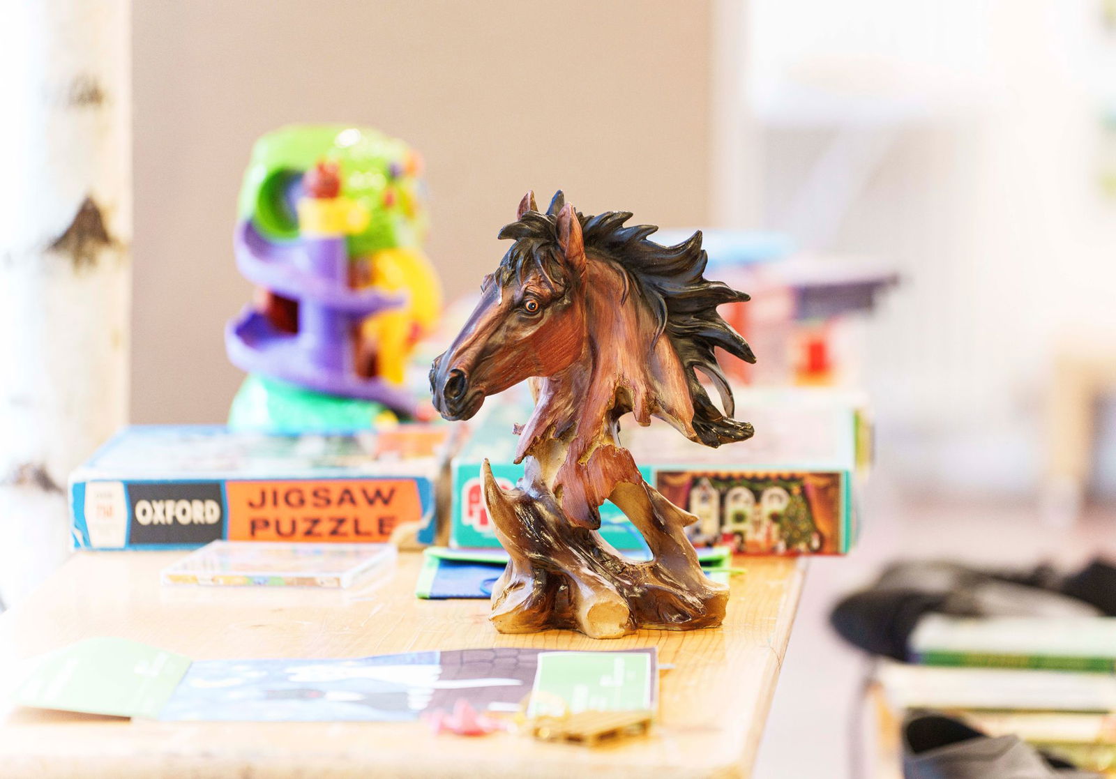 Dekoartikel, alte Spiele oder Bücher - bei vielen Menschen stapeln sie sich zu Hause ungenutzte Dinge. 