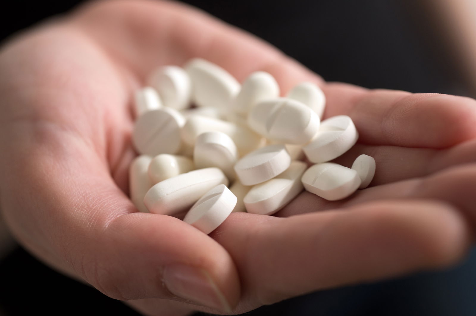 Verschiedene Tabletten in einer Hand