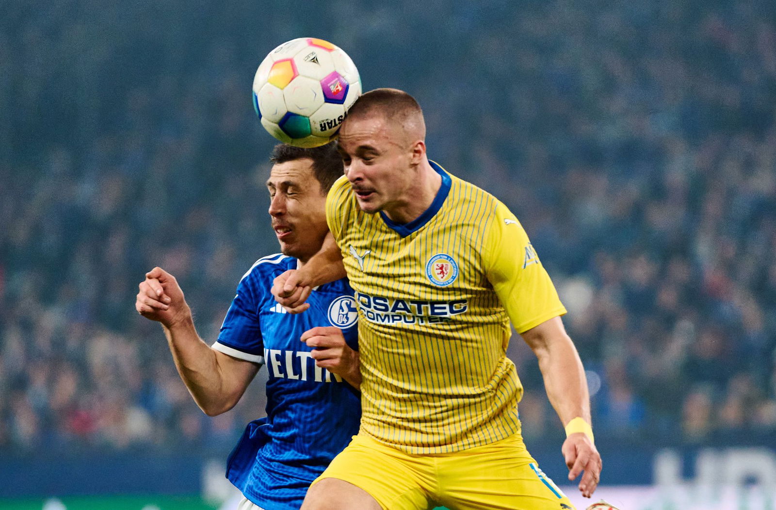 Der 1. FC Saarbrücken holt Stürmer Florian Krüger (r) auf Leihbasis.