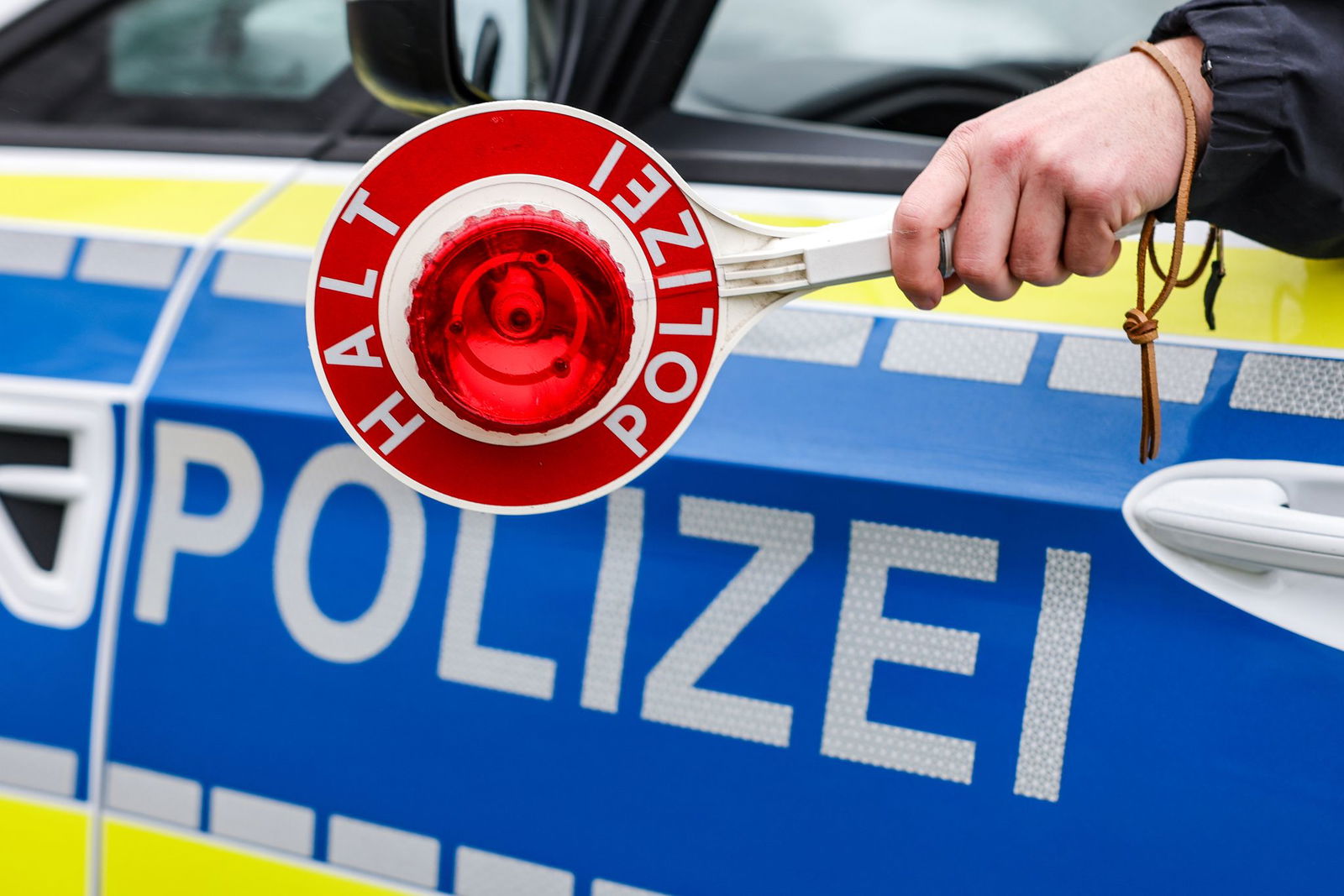 Die Polizei hält den Wagen mit dem Blaulicht an. (Symbolbild)