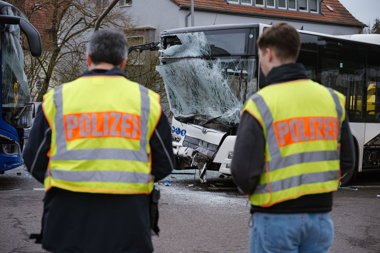 Bei dem Unfall wurden die Frontscheiben der Busse stark beschädigt.
