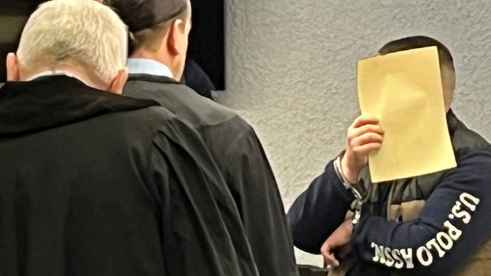 Nach dem stundenlangen Martyrium eines jungen Mannes in einer verwilderten Gartenhütte sind vier Männer in Stuttgart zu mehrjährigen Freiheitsstrafen verurteilt worden. 