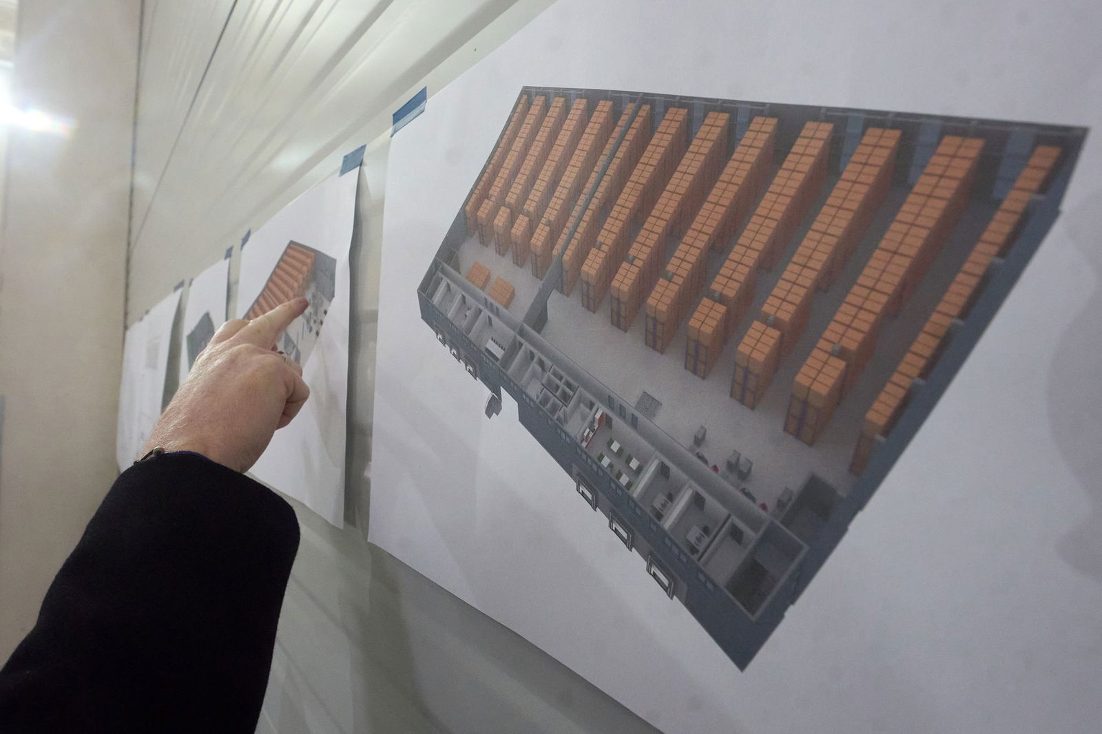 So könnte es aussehen: 24 Regalreihen sollen bald Tausende von Schutzausrüstungen beheimaten.