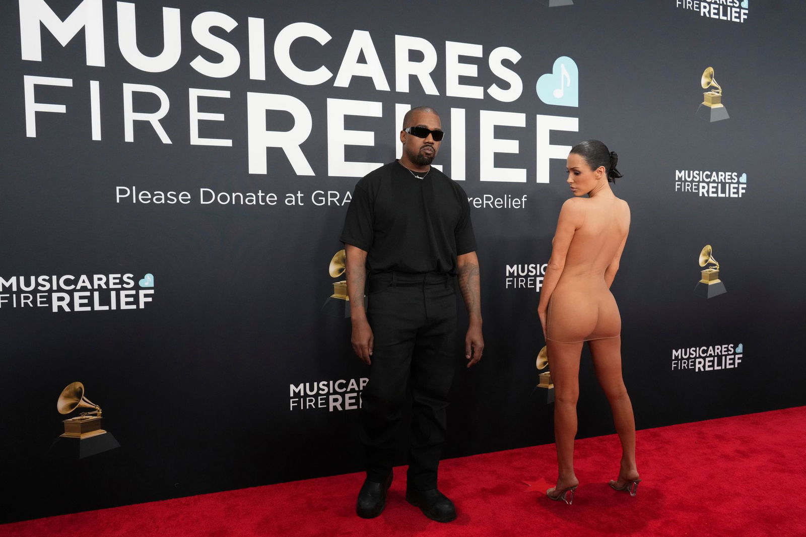 Kanye West und Bianca Censori auf dem roten Teppich.